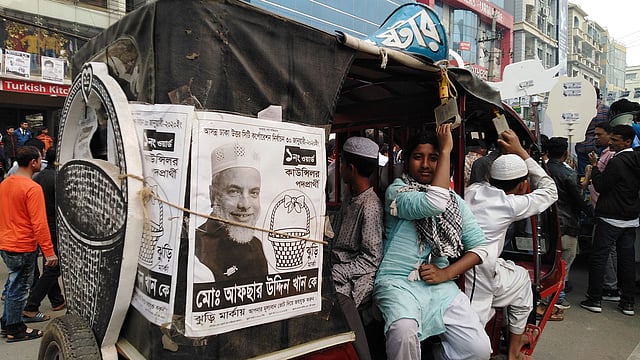 সমাবেশে মাদ্রাসার ছাত্রদের নিয়ে আসেন এক কাউন্সিলর প্রার্থী। ছবি: নাসরিন আকতার