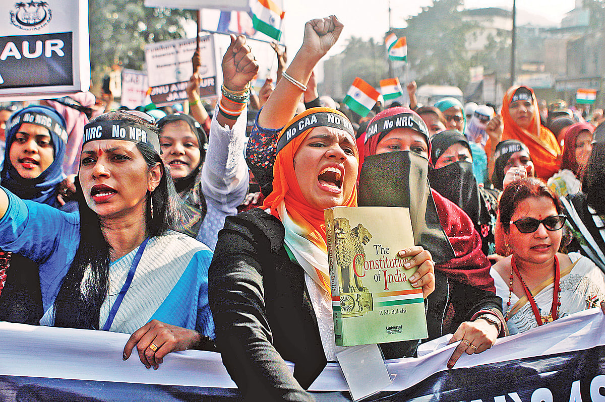 নাগরিকত্ব আইন সংশোধনের প্রতিবাদে ভারতের প্রজাতন্ত্র দিবসে দেশটির সংবিধান হাতে বিক্ষোভে যোগ দেন অনেকে। গতকাল মুম্বাইয়ের একটি শহরতলিতে।  ছবি: রয়টার্স
