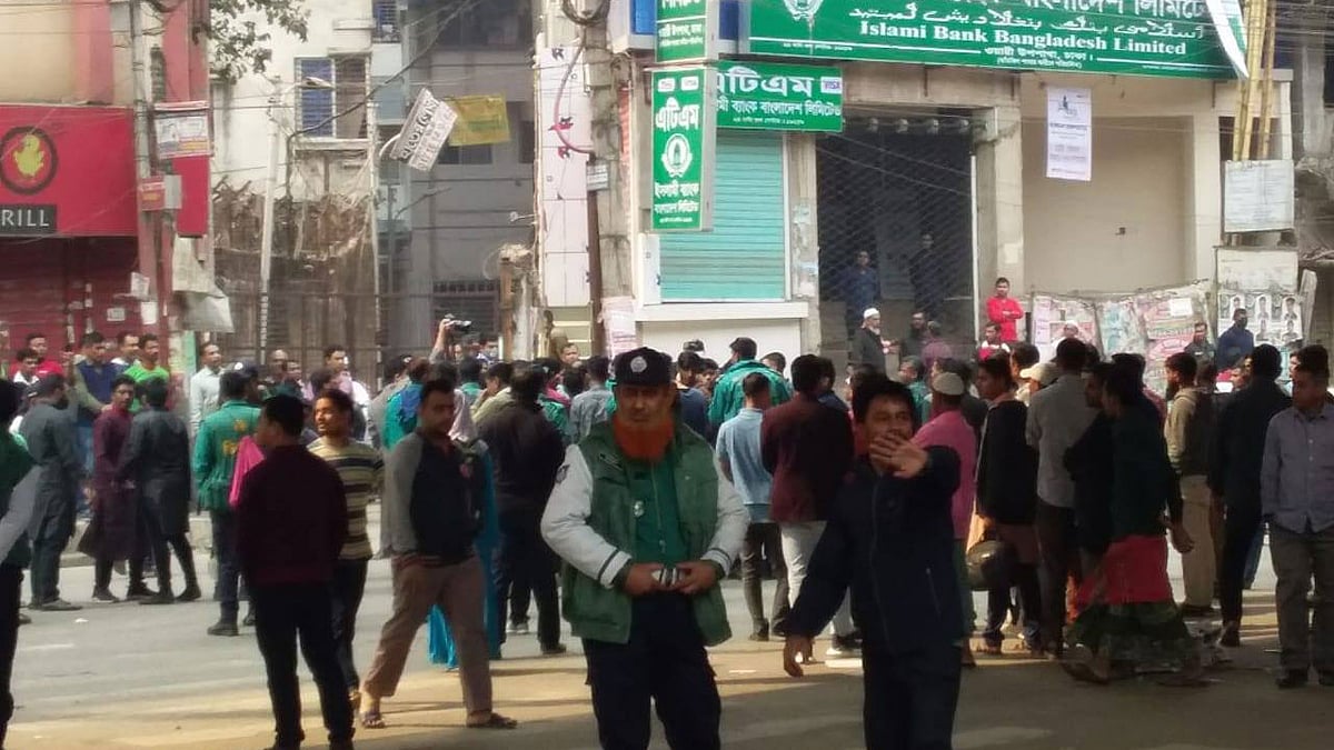রাজধানীর ওয়ারীতে লরির চাপায় এক স্কুলছাত্র নিহত হয়। ঘটনাস্থলে পুলিশ মোতায়েন করা হয়েছে। ছবি: প্রথম আলো