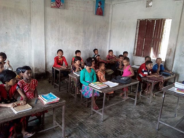 এলাকার দরিদ্র পরিবারের শিশুদের বিনা মূল্য পড়ান সূর্য তারা যুব সংগঠনের সদস্যরা। ছবি: লেখক