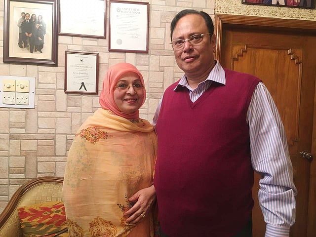 বারিধারার বাড়িতে নায়িকা শাবানা ও স্বামী ওয়াহিদ সাদিক। ছবি: প্রথম আলো
