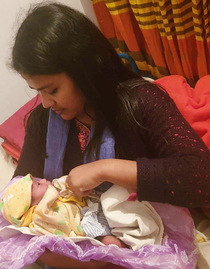 কিশোরগঞ্জের ভৈরবে ভিক্ষুকের কাছে রেখে যাওয়া নবজাতককে দত্তক নিয়েছেন কিশোরগঞ্জের জেলা প্রশাসক মো. সারওয়ার মুর্শেদ চৌধুরী। শিশুটি বর্তমানে ভৈরব উপজেলা নির্বাহী কর্মকর্তা লুবনা ফারজানার কাছে আছে। ছবি: প্রথম আলো