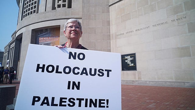 ফিলিস্তিনে হত্যাকাণ্ডের বিরুদ্ধে প্রতিবাদ। ছবি: এএফপি