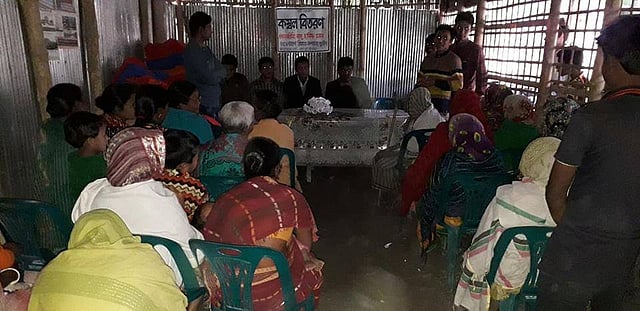 শীতার্ত মানুষের পাশে দাঁড়ায় সূর্য তারা যুব সংগঠন। ছবি: লেখক