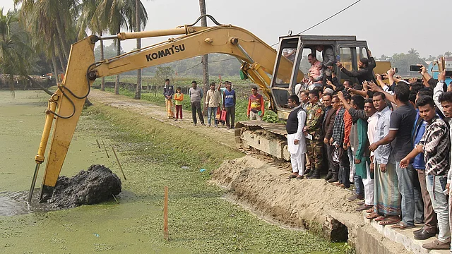 খননযন্ত্রের (এক্সকেভেটর) চালকের আসনে বসে নতুন খাল খননের উদ্বোধন করেন চট্টগ্রাম সিটি করপোরেশনের মেয়র আ জ ম নাছির উদ্দীন। চট্টগ্রাম, ২৮ জানুয়ারি। ছবি: সৌরভ দাশ
