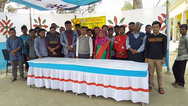 লালমনিরহাটের কালীগঞ্জের সূর্য তারা যুব সংগঠন স্বেচ্ছায় মানুষের পাশে দাঁড়ায়। ছবি: লেখক