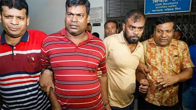 গ্রেপ্তার অবস্থায় জি কে শামীমের কয়েকজন দেহরক্ষী। প্রথম আলো ফাইল ছবি