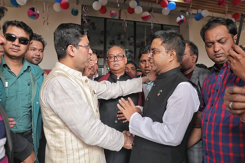 সদরঘাটে আজ মঙ্গলবার দুপুরে ঢাকা দক্ষিণ সিটি করপোরেশনের মেয়র সাঈদ খোকনের সঙ্গে দেখা করেন এ সিটির নির্বাচনে আওয়ামী লীগের মেয়র প্রার্থী শেখ ফজলে নূর তাপস। ছবি: সাইফুল ইসলাম