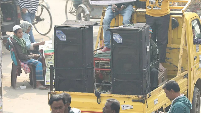 ঢাকার দুই সিটিতে আচরণবিধি লঙ্ঘন করে সকাল থেকে মধ্যরাত অবধি চলছে ‘ভোটের গান’। ছবি: আবদুস সালাম