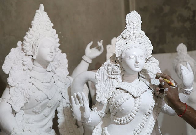 প্রতিমা শিল্পীদের শেষ মুহূর্তের ব্যস্ততা। বগুড়া শহরের চেলোপাড়া নব বৃন্দাবন হরিবাসর মন্দিরে। ছবি: সোয়েল রানা