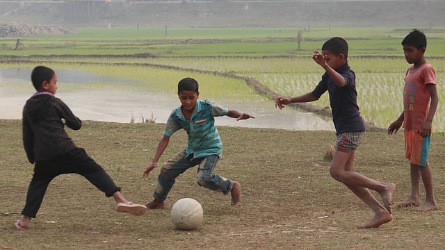 কার দখলে থাকবে বল, চলছে সেই লড়াই