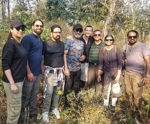 দলের সঙ্গে রজনীকান্ত ও বিয়ার গ্রিলস। ছবি: ইনস্টাগ্রাম