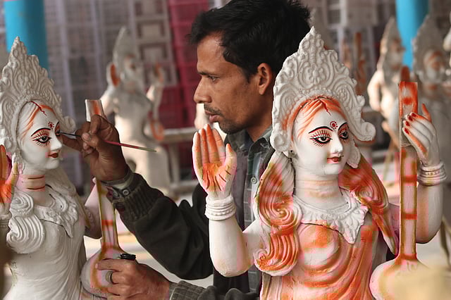 পূজা উপলক্ষে প্রতিমা তৈরিতে ব্যস্ত কারিগরেরা। শ্রী শ্রী গীতা আশ্রম, শান্তিনগর, খাগড়াছড়ি। ছবি: নীরব চৌধুরী