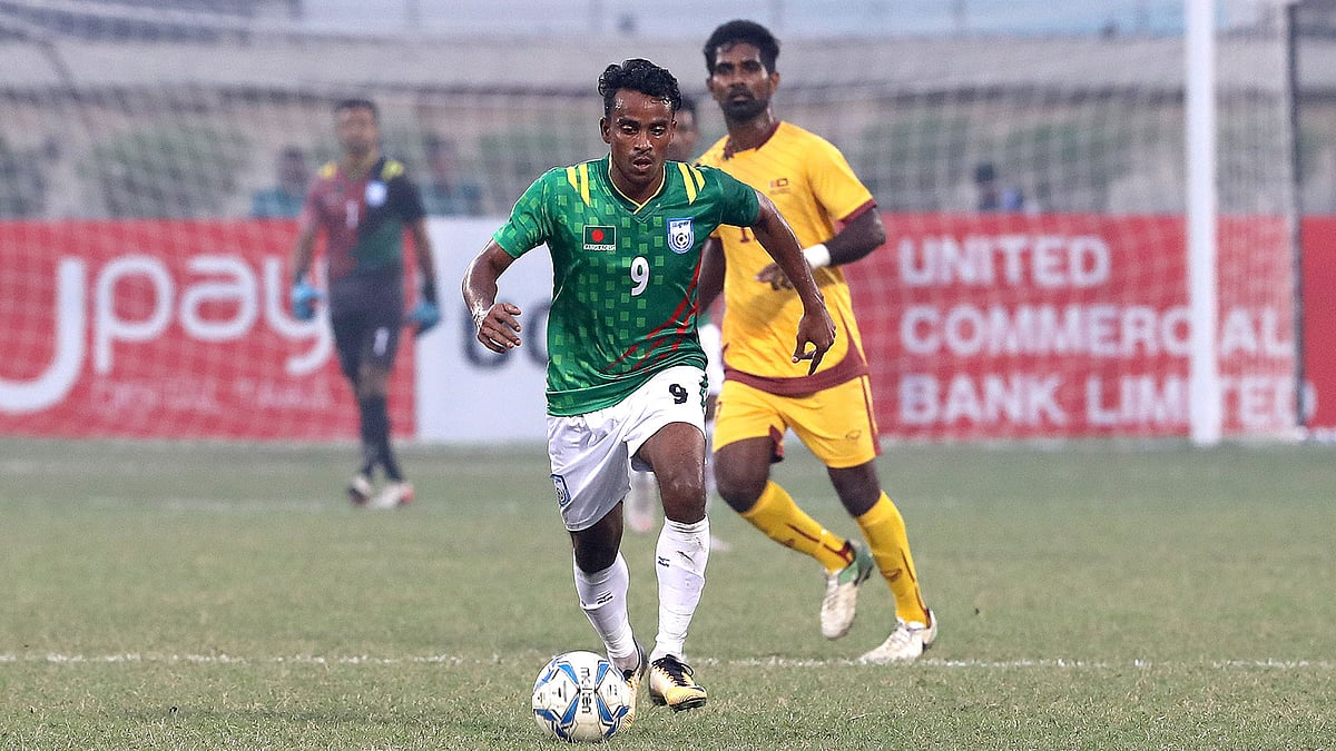 বল পায়ে মতিন মিয়া। ছবি: প্রথম আলো