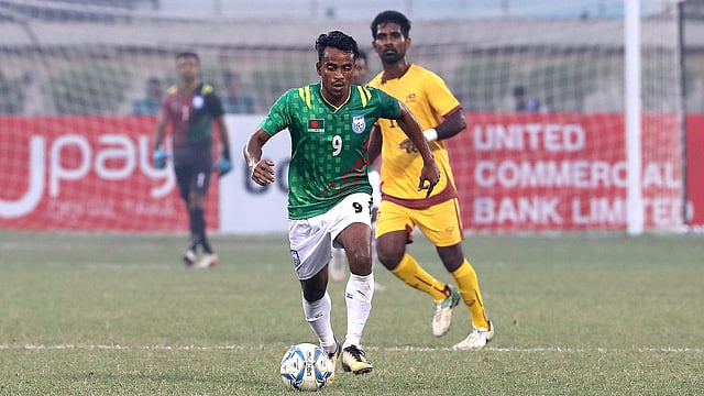 বল পায়ে মতিন মিয়া। ছবি: প্রথম আলো