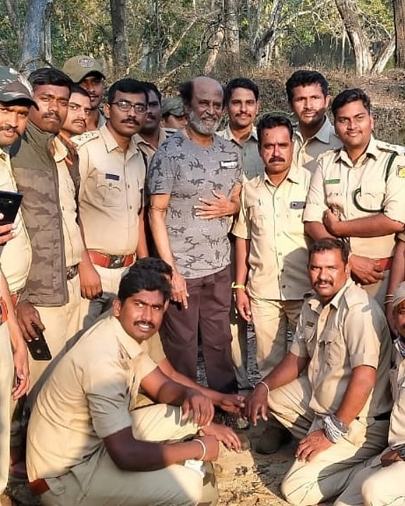 নিরাপত্তাকর্মীদের সঙ্গে রজনীকান্ত। ছবি: ইনস্টাগ্রাম