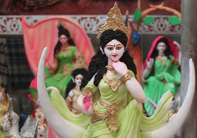 বিদ্যার দেবী সরস্বতী। শ্রী শ্রী জগন্নাথ মন্দির, বরিশাল। ছবি: সাইয়ান