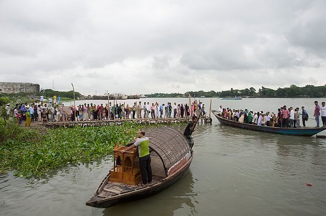 হাজীগঞ্জ দুর্গের কাছে শীতলক্ষ্যার ঘাট। ছবি: লেখক
