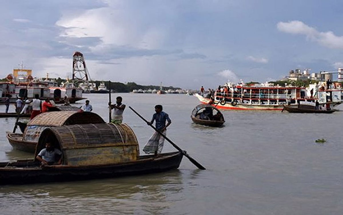 শীতলক্ষ্যায় মাঝিদের ব্যস্ততা। ছবি: অপু দেবনাথ
