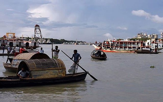শীতলক্ষ্যায় মাঝিদের ব্যস্ততা। ছবি: অপু দেবনাথ
