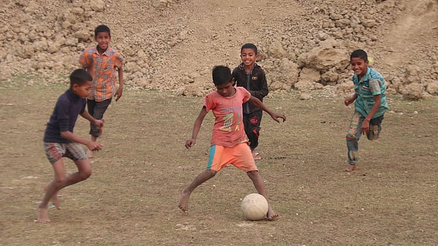 বল দখলে নেওয়ার লড়াই