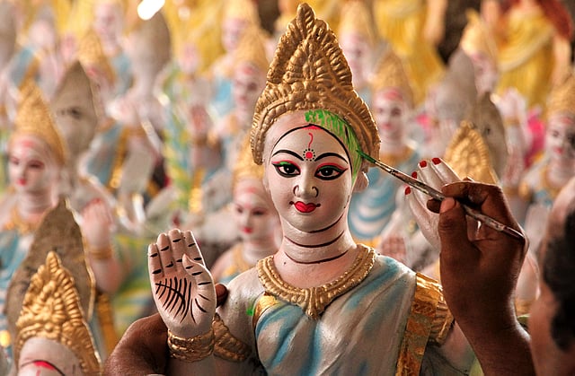 শেষ মুহূর্তে চলছে তুলির আঁচড়ে প্রতিমাকে পূর্ণ রূপ দেওয়ার ব্যস্ততা। বেজপাড়া পূজা মণ্ডপ, যশোর। ছবি: এহসান-উদ-দৌলা