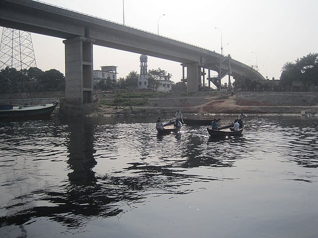 ডেমরা সেতুর কাছে শীতলক্ষ্যার কালো পানি। ছবি: লেখক