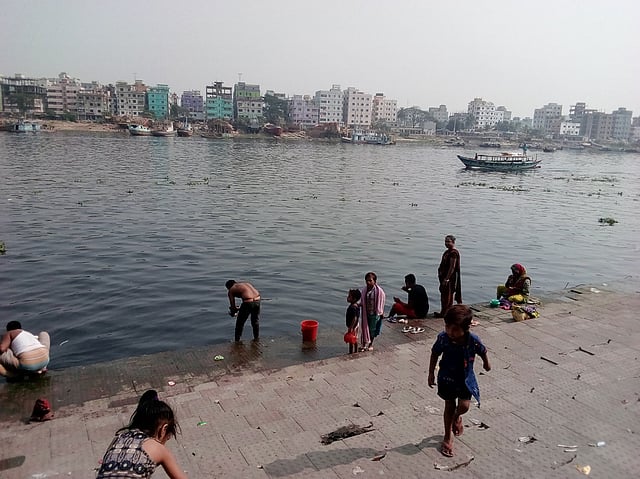 টানবাজার ঘাটে নোংরা পানিতেই গৃহস্থালি। ছবি: অপু দেবনাথ