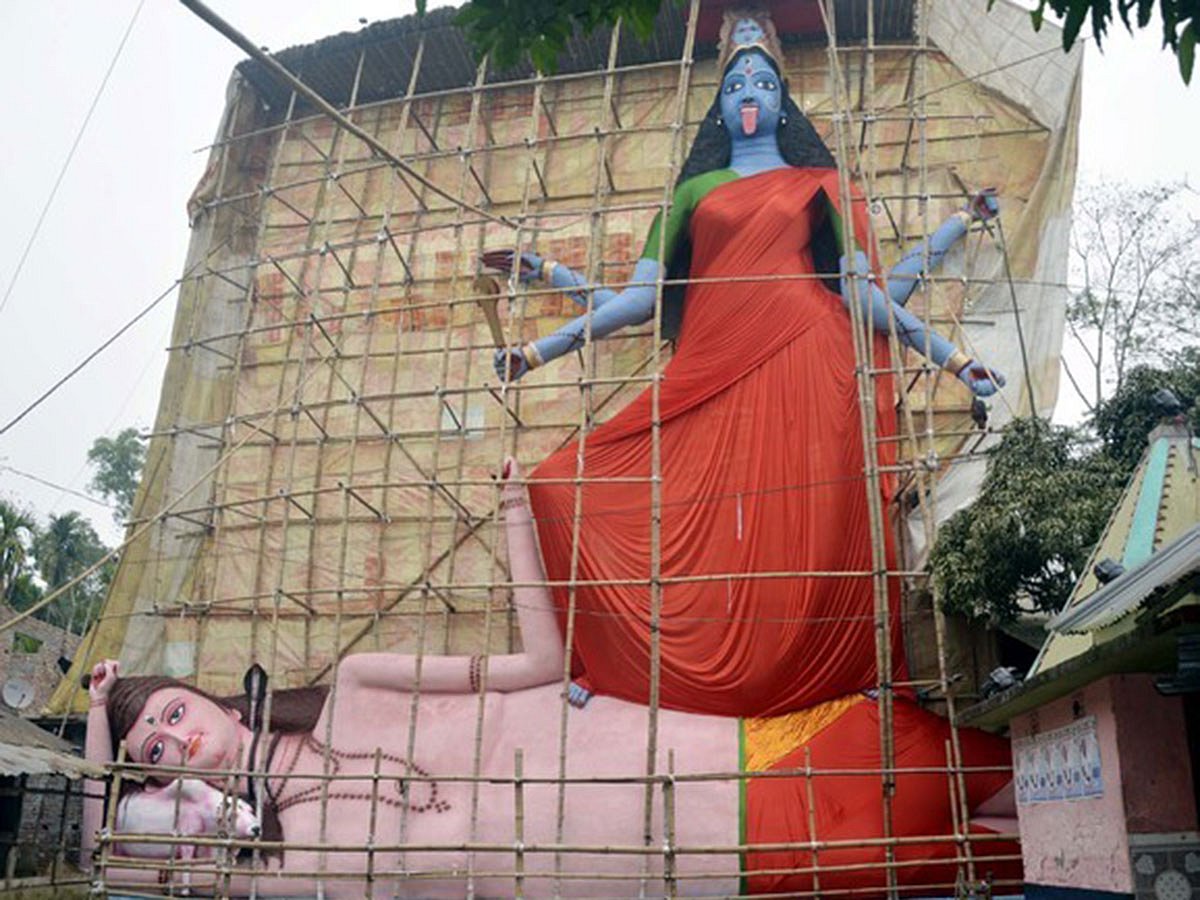পিরোজপুরের মঠবাড়িয়া উপজেলা সদরের ধাম আশ্রমে ৯০ ফুট উঁচু কালী দেবীর প্রতিমা। প্রথম আলো