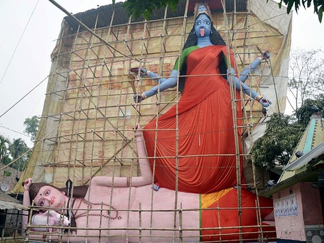 পিরোজপুরের মঠবাড়িয়া উপজেলা সদরের ধাম আশ্রমে ৯০ ফুট উঁচু কালী দেবীর প্রতিমা।  প্রথম আলো