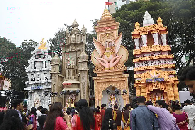 মাঠে তৈরি করা হয়েছে এমন অনেক দৃষ্টিনন্দন মণ্ডপ।