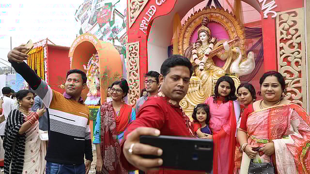দেবীর প্রতিমার সঙ্গে সেলফি তোলা হচ্ছে।