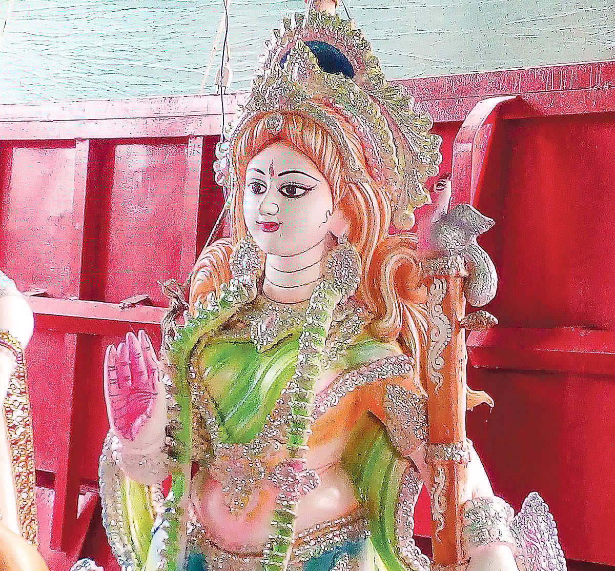 পুরান ঢাকার ওয়াইজঘাটে সরস্বতী দেবীর প্রতিমা