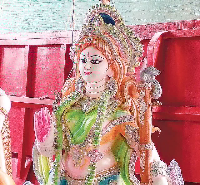 পুরান ঢাকার ওয়াইজঘাটে সরস্বতী দেবীর প্রতিমা