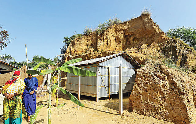 কয়েকটি পাহাড় কেটে ফৌজদারহাট-বায়েজিদ বাইপাস সড়ক নির্মাণ করছে চট্টগ্রাম উন্নয়ন কর্তৃপক্ষ (সিডিএ)। এই সুযোগে ওই সড়কের আশপাশে পাহাড় কেটে বসতঘর বানাচ্ছেন স্থানীয় একশ্রেণির মানুষ। শনিবার বায়েজিদ থানার আরেফিন এলাকায়।  ছবি: সৌরভ দাশ