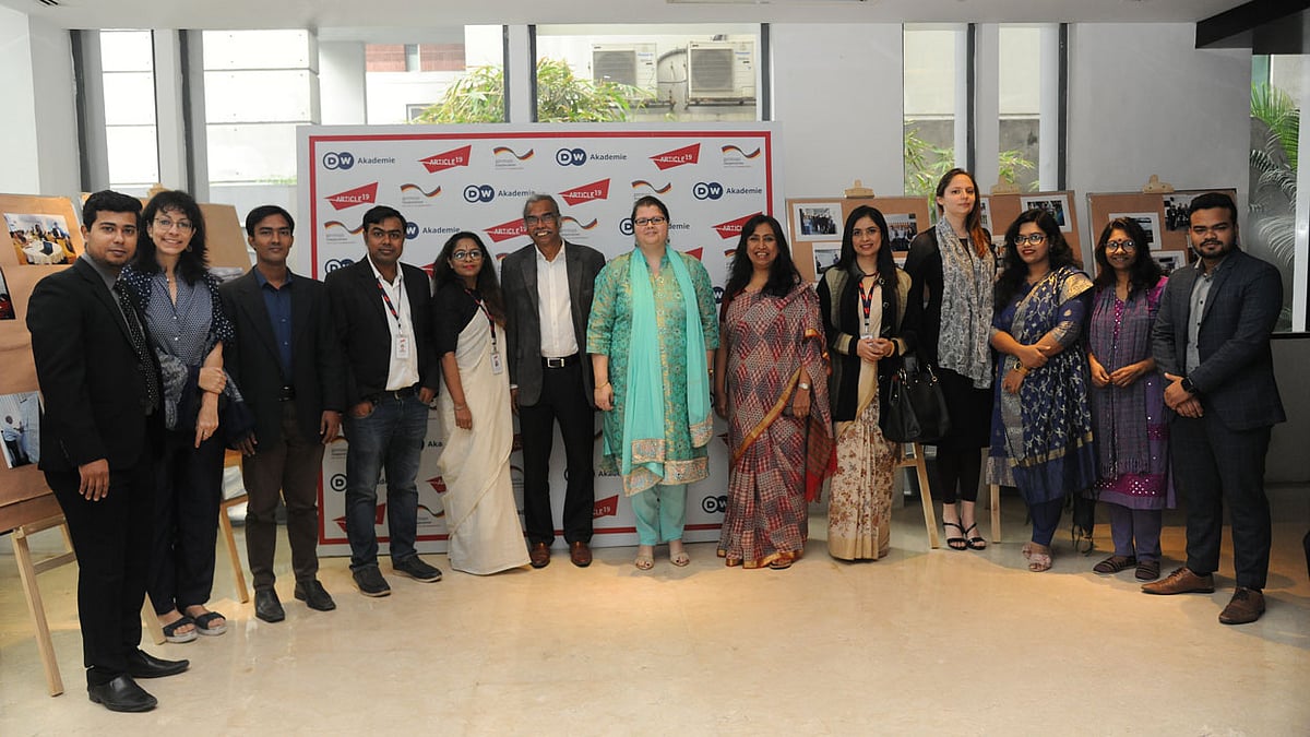 গণমাধ্যম আইন, নৈতিকতা ও ডিজিটাল সুরক্ষাবিষয়ক অনলাইন কোর্সের উদ্বোধনী অনুষ্ঠানে আয়োজকেরা। ছবি: সংগৃহীত