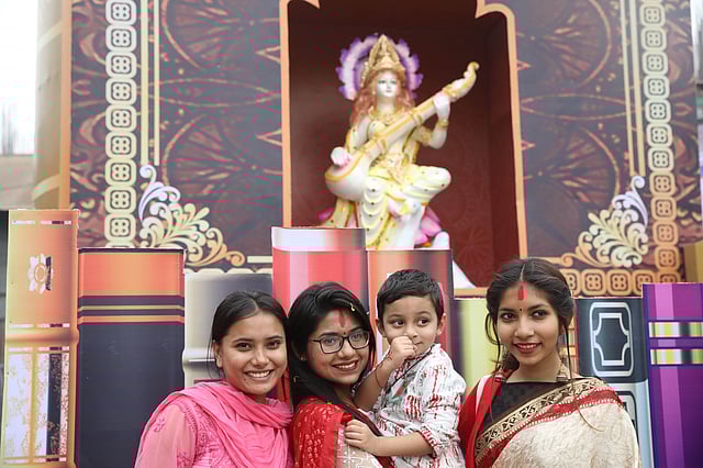 দিনটিকে স্মরণীয় করে রাখতে দর্শনার্থীরা ছবি তুলছেন।