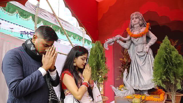 দেবীর আরাধনায় মগ্ন এক দম্পতি।