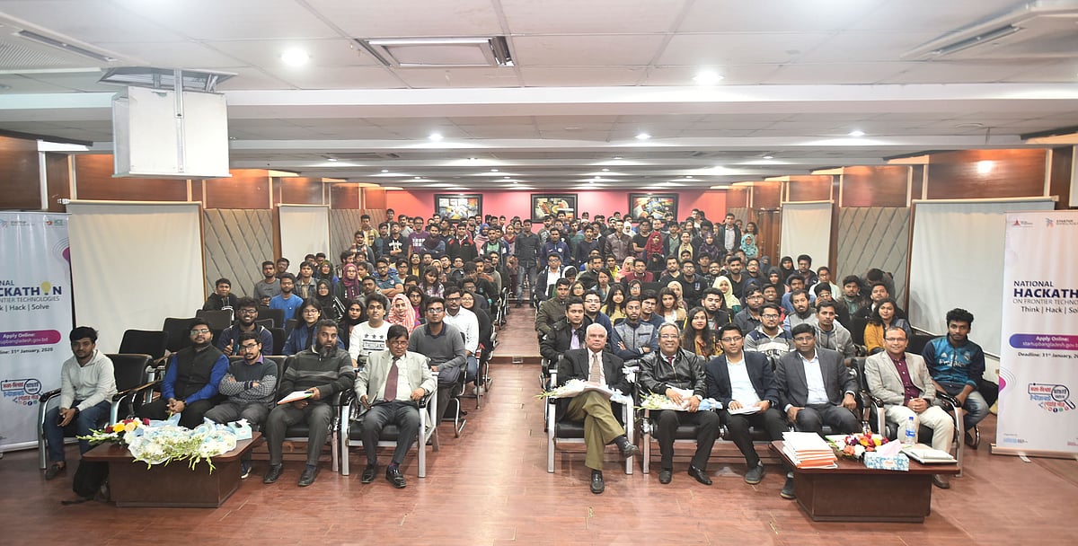 তথ্যপ্রযুক্তির নানা উদ্ভাবন নিয়ে ঢাকা বিশ্ববিদ্যালয়ে হ্যাকাথন অনুষ্ঠিত হয়। ছবি: সংগৃহীত
