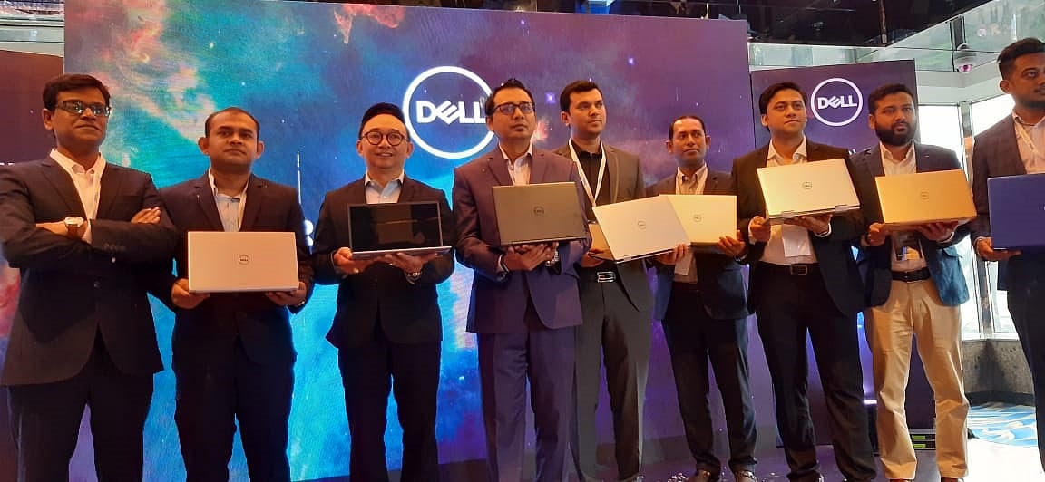 ডেলের নতুন ল্যাপটপ উদ্বোধন করেন প্রতিষ্ঠানটির কর্মকর্তারা। ছবি: ডেলের সৌজন্যে