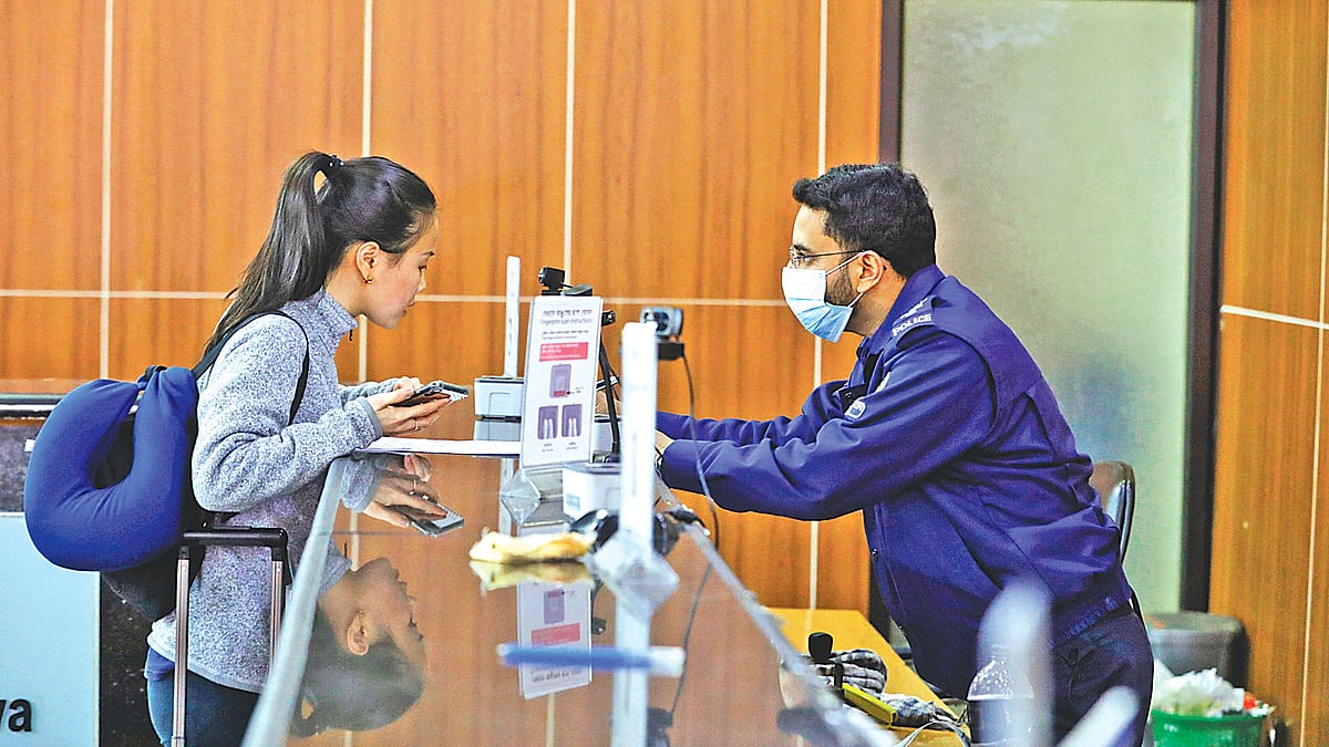 চীনের করোনাভাইরাস যাতে বাংলাদেশে ছড়িয়ে পড়তে না পারে, সে জন্য হজরত শাহজালাল আন্তর্জাতিক বিমানবন্দরে নেওয়া হয়েছে বিশেষ সতর্কতামূলক ব্যবস্থা। বিমানবন্দরে দায়িত্বরত কর্মকর্তারা ভাইরাস থেকে সতর্ক থাকতে মাস্ক ব্যবহার করছেন। মঙ্গলবার সন্ধ্যায়। প্রথম আলো