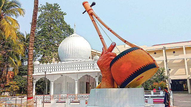আখড়াবাড়িতে দৃষ্টিনন্দন একতারা। সাম্প্রতিক ছবি।  প্রথম আলো