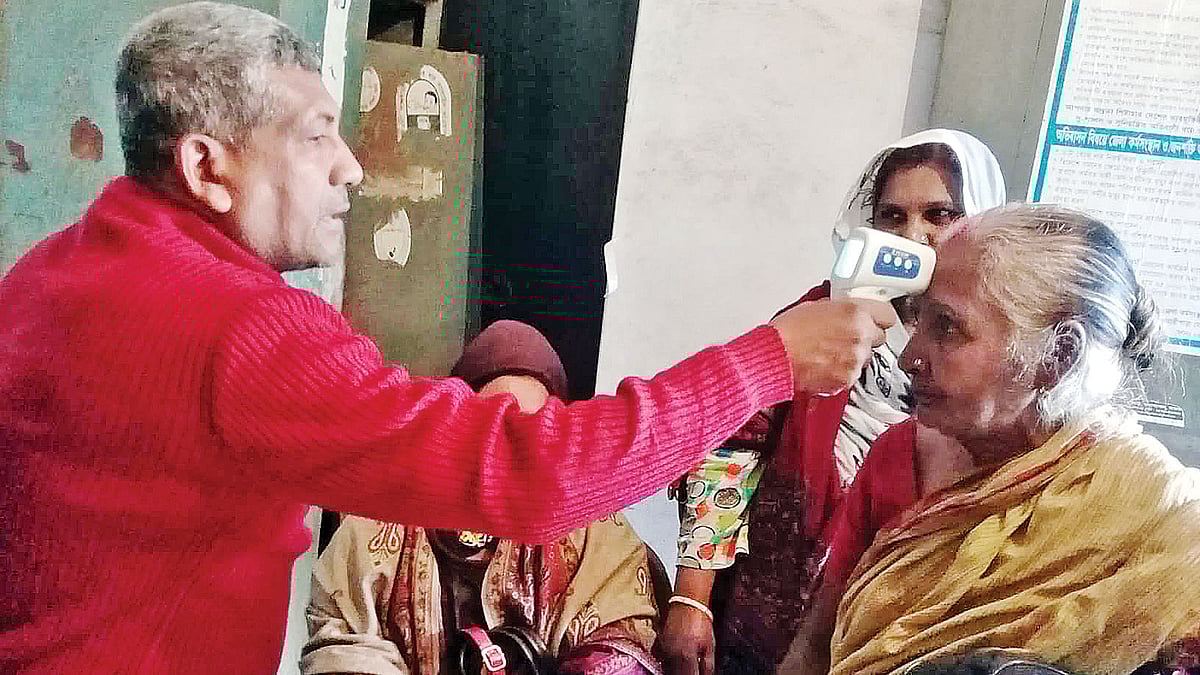 সাতক্ষীরার ভোমরা সীমান্তের স্বাস্থ্যকেন্দ্রে যাত্রীদের স্বাস্থ্য পরীক্ষা চলছে। গতকালের ছবি। প্রথম আলো