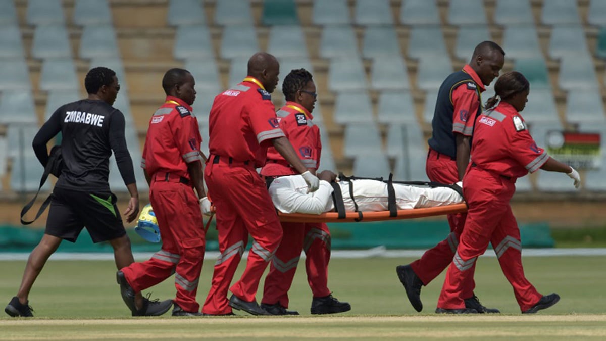 মাঠ ছাড়ছেন কাসুজা। ছবি : এএফপি