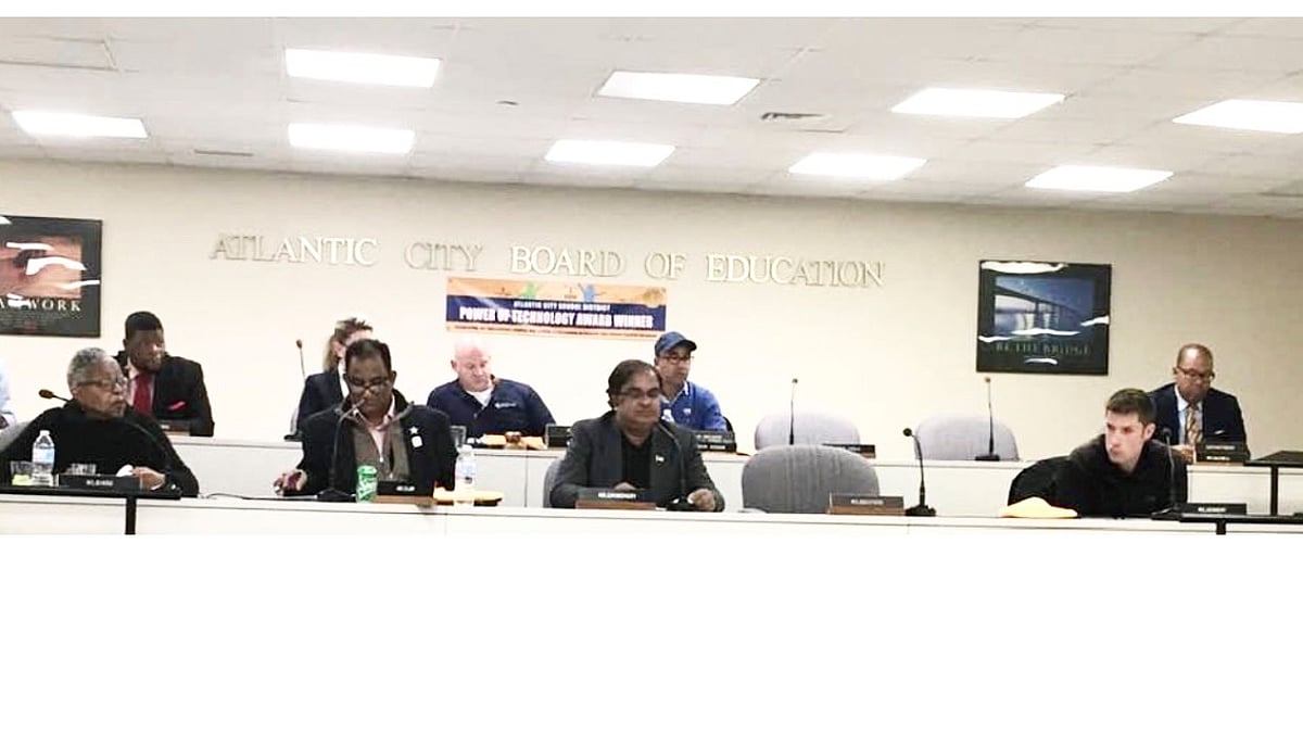 ক্যাপশন: সভায় আটলান্টিক সিটি বোর্ড অব এডুকেশন পর্ষদের নেতৃবৃন্দ ও সদস্যরা।