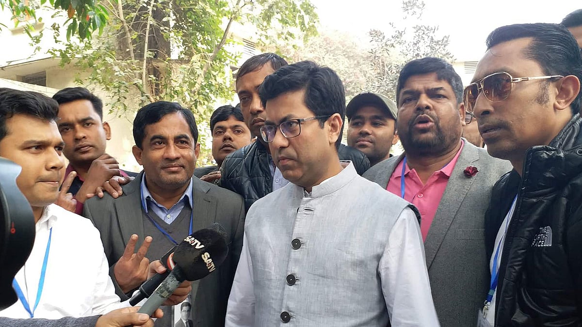 রাজধানীর বেইলি রোডে ভিকারুননিসা নূন স্কুল অ্যান্ড কলেজ প্রাঙ্গণে সাংবাদিকদের সঙ্গে কথা বলছেন আওয়ামী লীগের মেয়র প্রার্থী শেখ ফজলে নূর তাপস। ছবি: মোশতাক আহমেদ