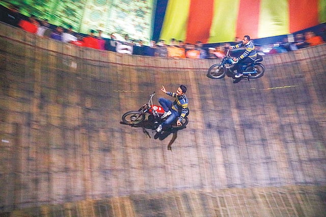 মোটরবাইকে আসর আলী ও শাকিল মিয়ার এমন কসরত দেখে মুগ্ধ হন দর্শকেরা।