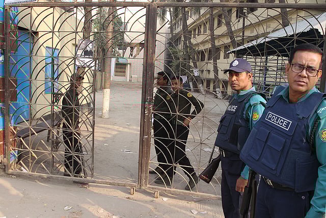 ঢাকা দক্ষিণের আহলে হাদিস মাদ্রাসা ভোটকেন্দ্রে সতর্ক অবস্থায় নিরাপত্তাকর্মীরা। ছবি: জিয়া ইসলাম