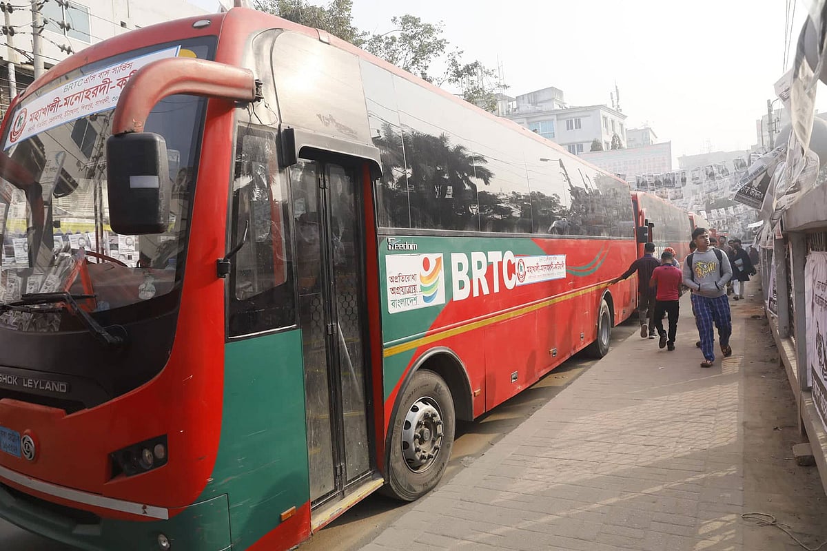 চীন থেকে দেশে ফেরত আসছেন বাংলাদেশি নাগরিকেরা। সতর্কতামূলক ব্যবস্থা হিসেবে তাঁদের হজ ক্যাম্পে রাখা হবে। বিমানবন্দর থেকে হজ ক্যাম্পে নিতে প্রস্তুত রাখা হয়েছে বাস। হজ ক্যাম্প, ঢাকা, ১ ফেব্রুয়ারি। ছবি: তানভীর আহাম্মেদ