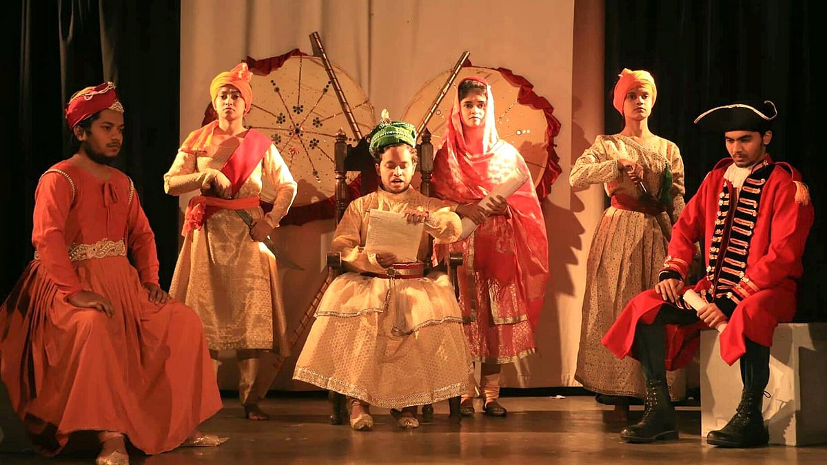 ‘পলাশী পুরাণ’ যাত্রা উপলক্ষে সংবাদ সম্মেলনে নবাবের হাতে পত্রবাহক একটি বার্তা তুলে দেন। ছবি: সংগৃহীত